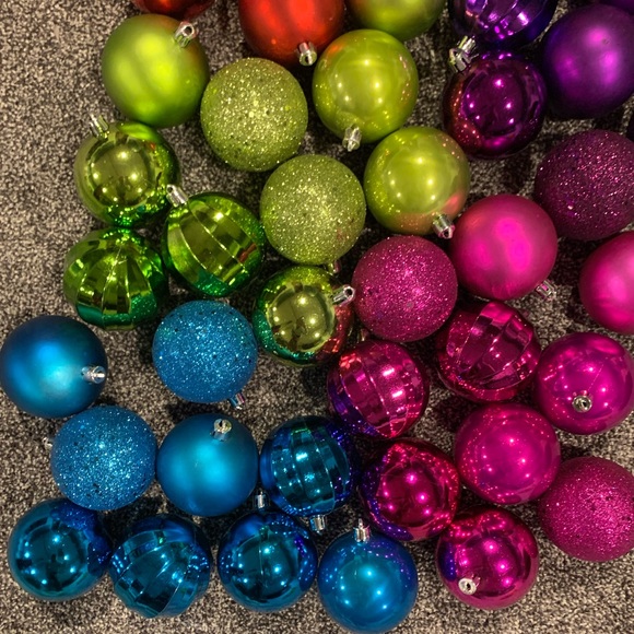 Assorted Ornaments (48) - Picture 3 of 9